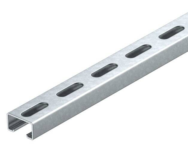 Metalen rail met C-profiel en gelijkmatig verdeelde langwerpige gaten, geschikt voor bevestigingen en industriële toepassingen.