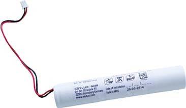 Witte, cilindrische batterij met rode en zwarte draden, voorzien van technische details en een fabricagedatum uit 2014.