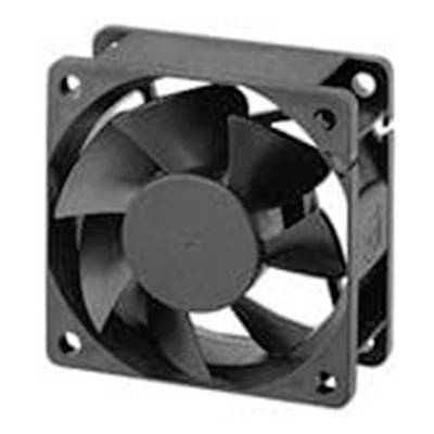 Een zwarte ventilator met een vierkante lijst en vier schroefgaten, gebruikt voor de koeling van elektronische apparaten.