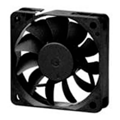 Een zwarte computerventilator met een vierkant frame en meerdere schoepen, die worden gebruikt voor koeling in elektronische apparaten.