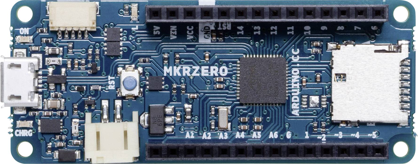 Een blauwe Arduino MKRZERO printplaat met microcontroller, verschillende aansluitingen en aansluitingen, geschikt voor elektronische projecten.