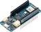 Een groen Arduino-bord met verschillende elektronische componenten, pinnen en een USB-aansluiting ligt op een witte ondergrond.