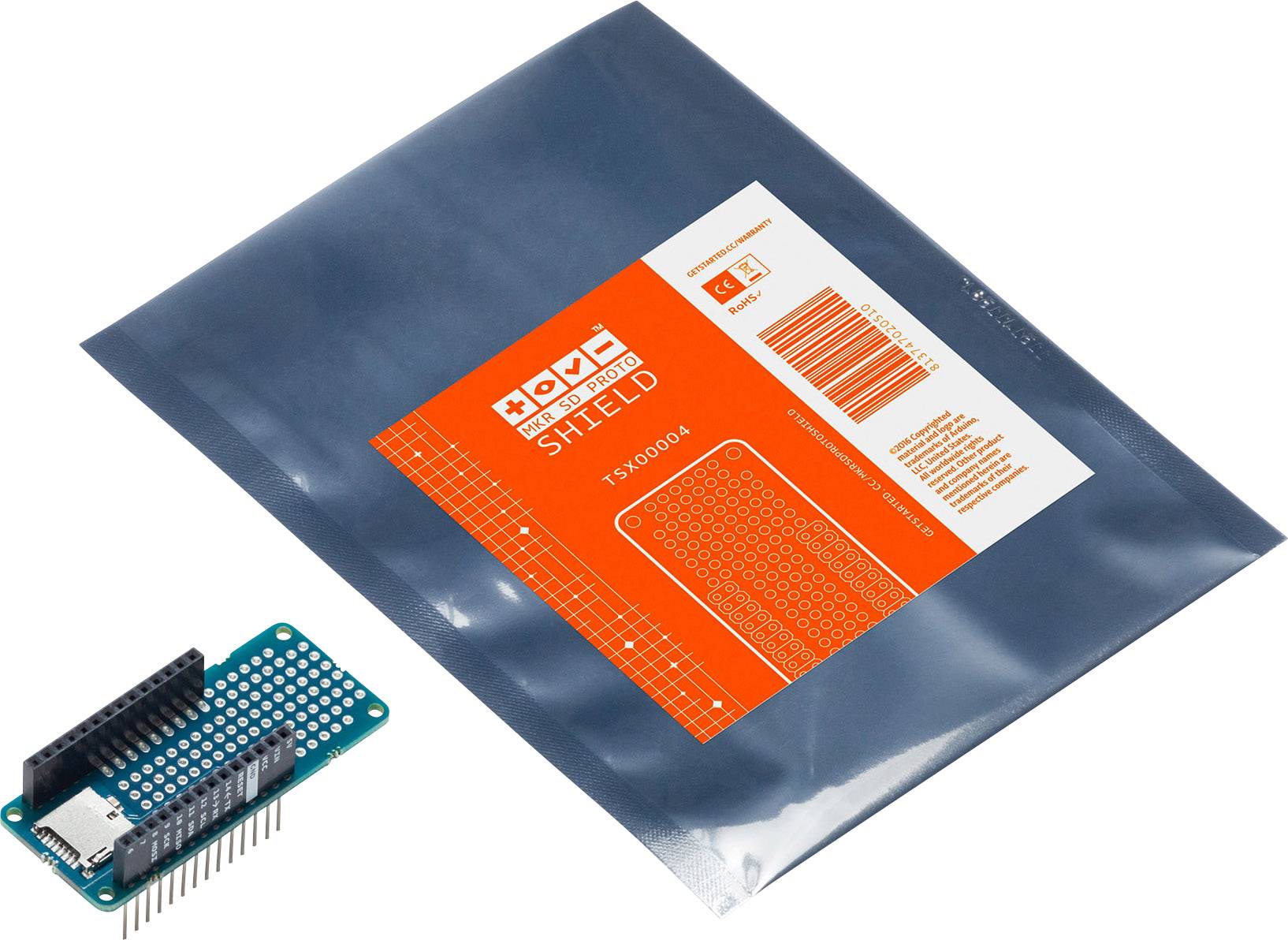 Een Arduino-uitbreidingsprint naast een verpakking met een oranje etiket. De print wordt gebruikt voor prototyping.
