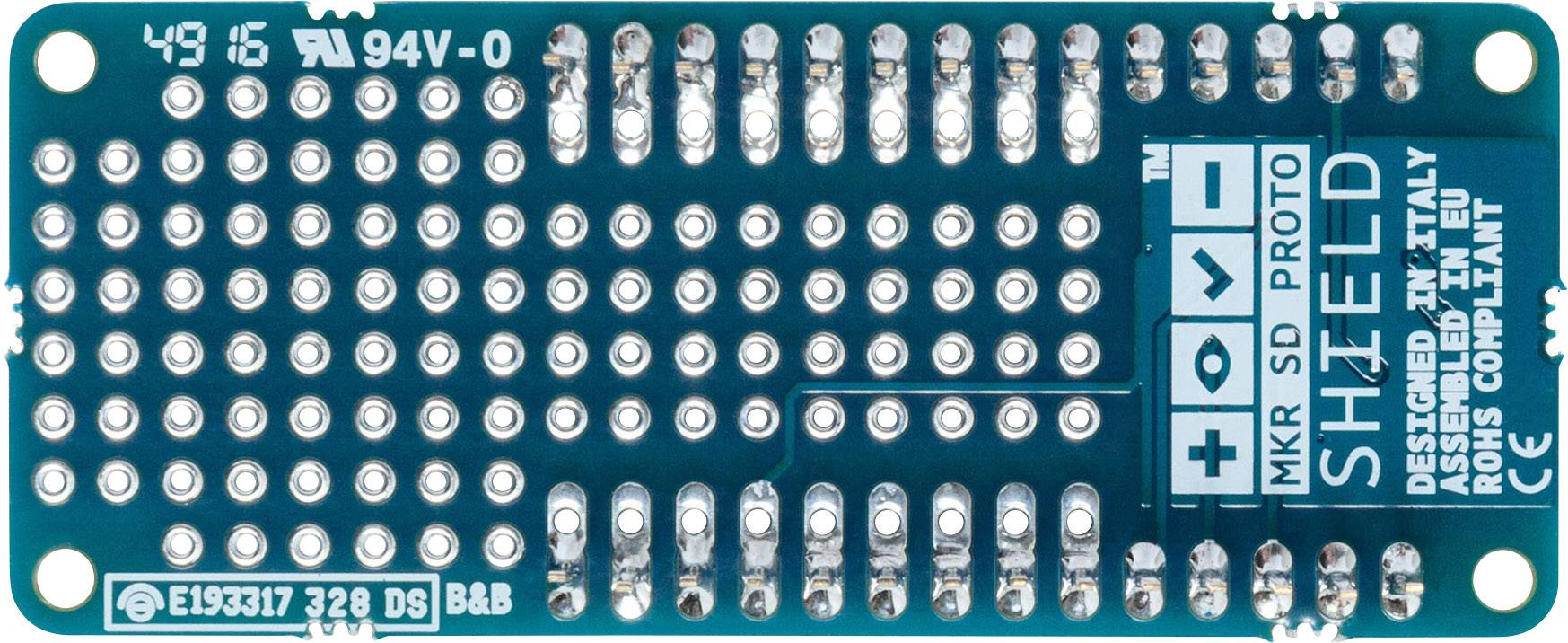 'Achterzijde van een MKR SD Proto Shield met zichtbare soldeercontacten en technische markeringen. Ontwikkeld in Italië door Arduino.'