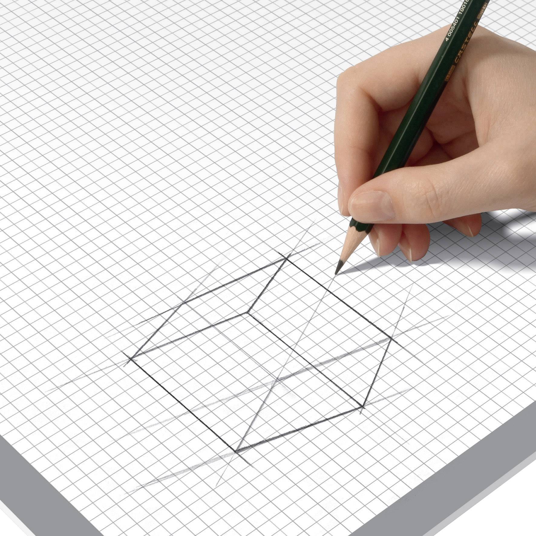 Hand tekent driedimensionaal kubussymbool op geruit papier met groene potlood.