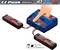 Een blauwe EZ-Peak DUAL oplader met display en knoppen laadt twee zwarte 5000mAh accu's tegelijkertijd. Een vinger wijst naar het display.