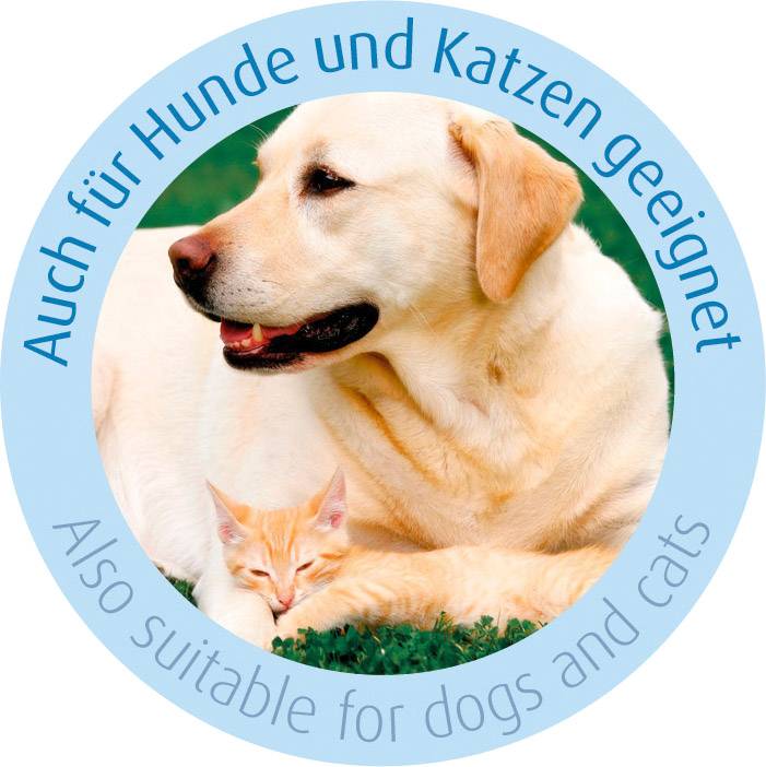 Een hond en een kat liggen ontspannen naast elkaar. Tekst in het beeld: 'Geschikt voor honden en katten'.