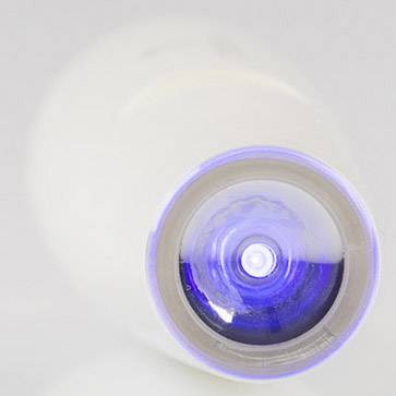 Waterfles met blauwe dop, gezien van bovenaf.