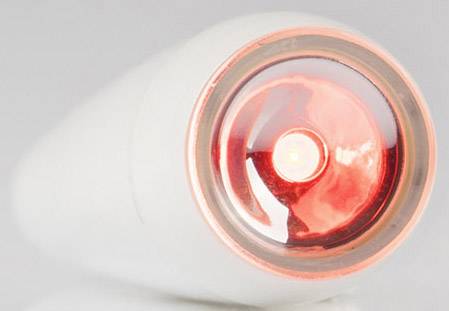 Close-up van een rode LED-lamp op een witte achtergrond, die is ingeschakeld. De lamp straalt een intens rood licht uit.