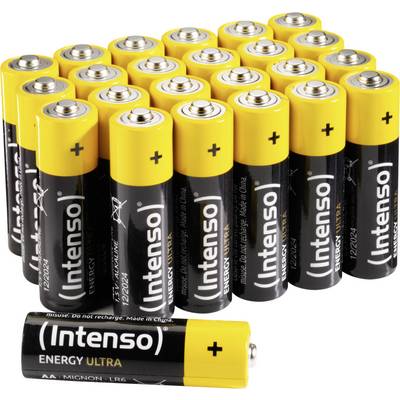 Een groep gele AA-batterijen van het merk 'Intenso', rechtop staand, met een liggende batterij op de voorgrond.
