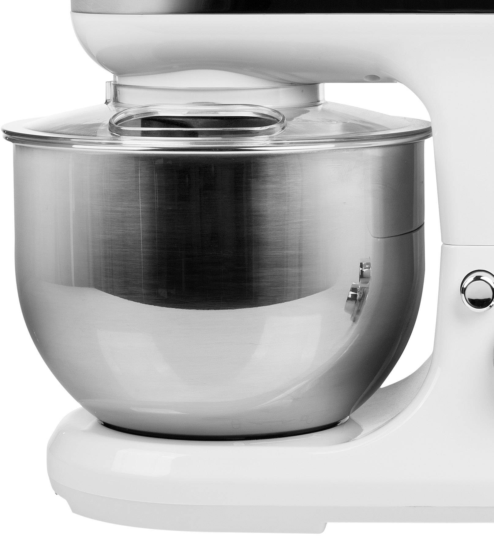 Een witte keukenmachine met een grote, glanzende roestvrijstalen kom, voor het mengen en kneden van ingrediënten in de keuken.