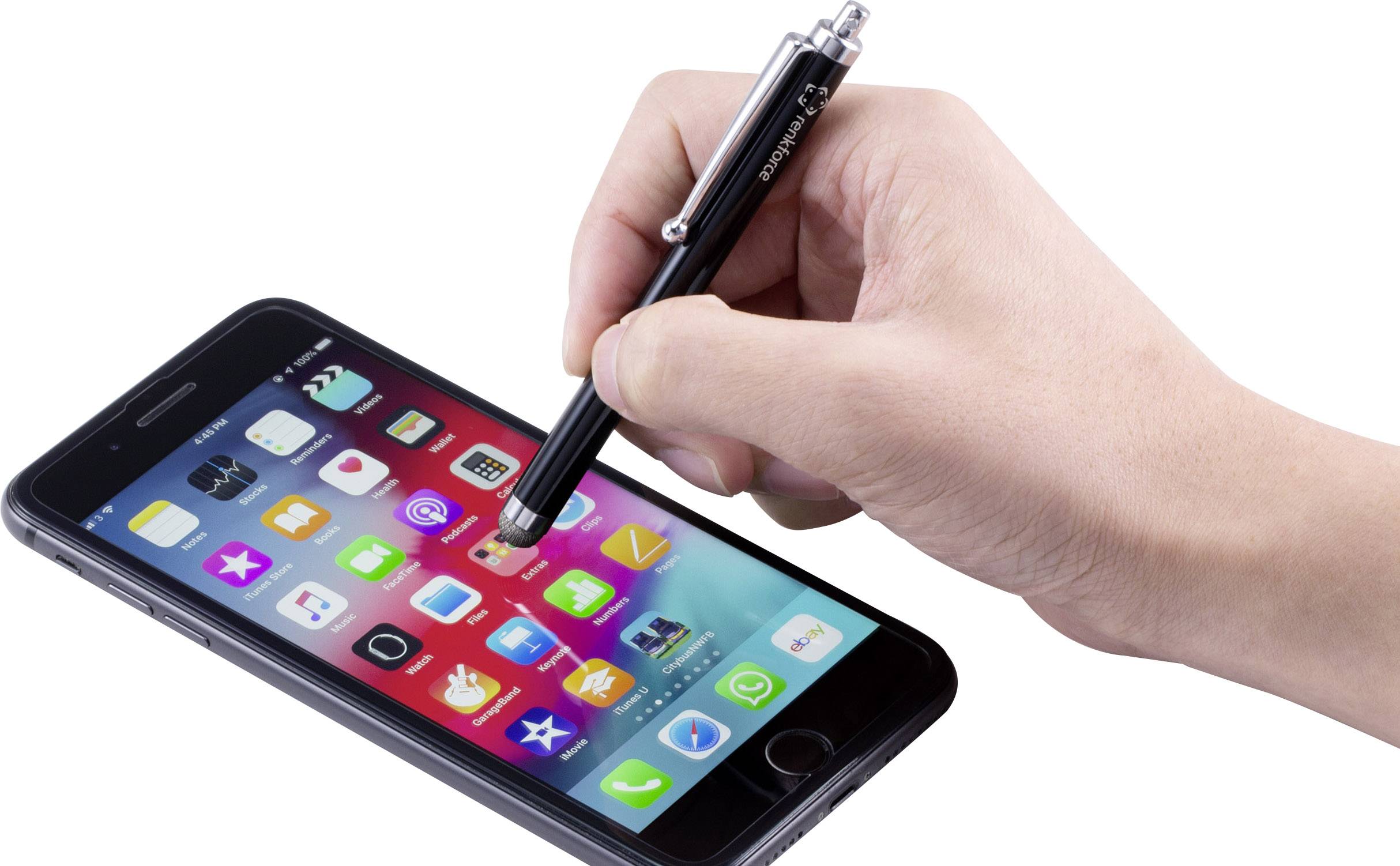Een hand houdt een pen vast en raakt daarmee het scherm van een smartphone aan, waarop verschillende app-iconen te zien zijn.