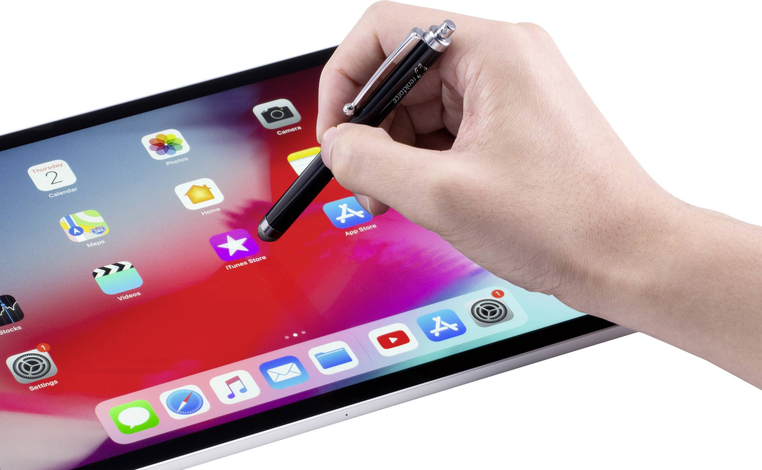 Een hand houdt een pen vast en tikt op het scherm van een tablet waarop verschillende app-symbolen zichtbaar zijn.