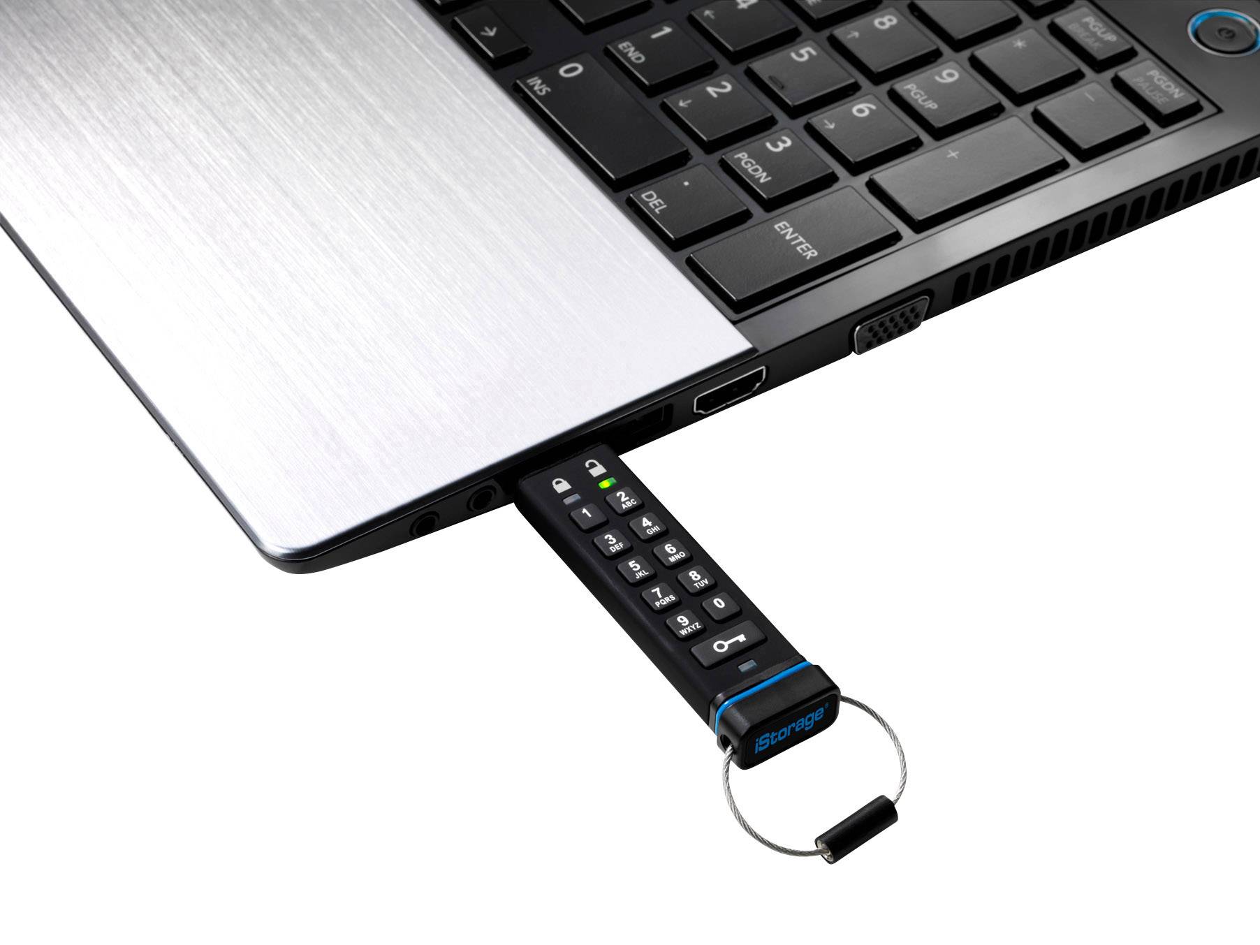 Een laptop met een USB-stick met numeriek toetsenbord, gedeeltelijk gestoken in een USB-poort.