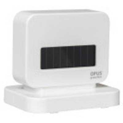 Een kleine witte kunststof ventilator met zonnepaneel aan de voorkant en 'Opus' in de rechterbenedenhoek, geplaatst op een sokkel.