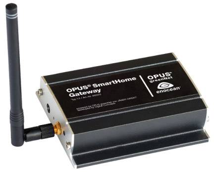 Een klein zwart apparaat met een antenne, gelabeld als 'OPUS SmartHome Gateway' en 'OPUS greenNet', wordt gebruikt voor home automation.