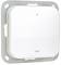 Witte vierkante wandschakelaar met afgeronde hoeken, gemonteerd op een rechthoekige houder.
