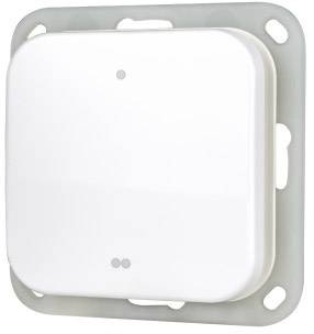 Een vierkadige, witte schakelaar voor wandmontage, omgeven door een lichtgrijze rand.