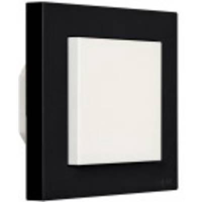 Een vierkante lichtschakelaar met een zwarte rand en een witte schakelaar, gemonteerd in een muur.