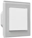 Een eenvoudig, vierkant, wit lichtschakelaarsontwerp met een zilveren omlijsting, gemonteerd aan een neutrale muur.
