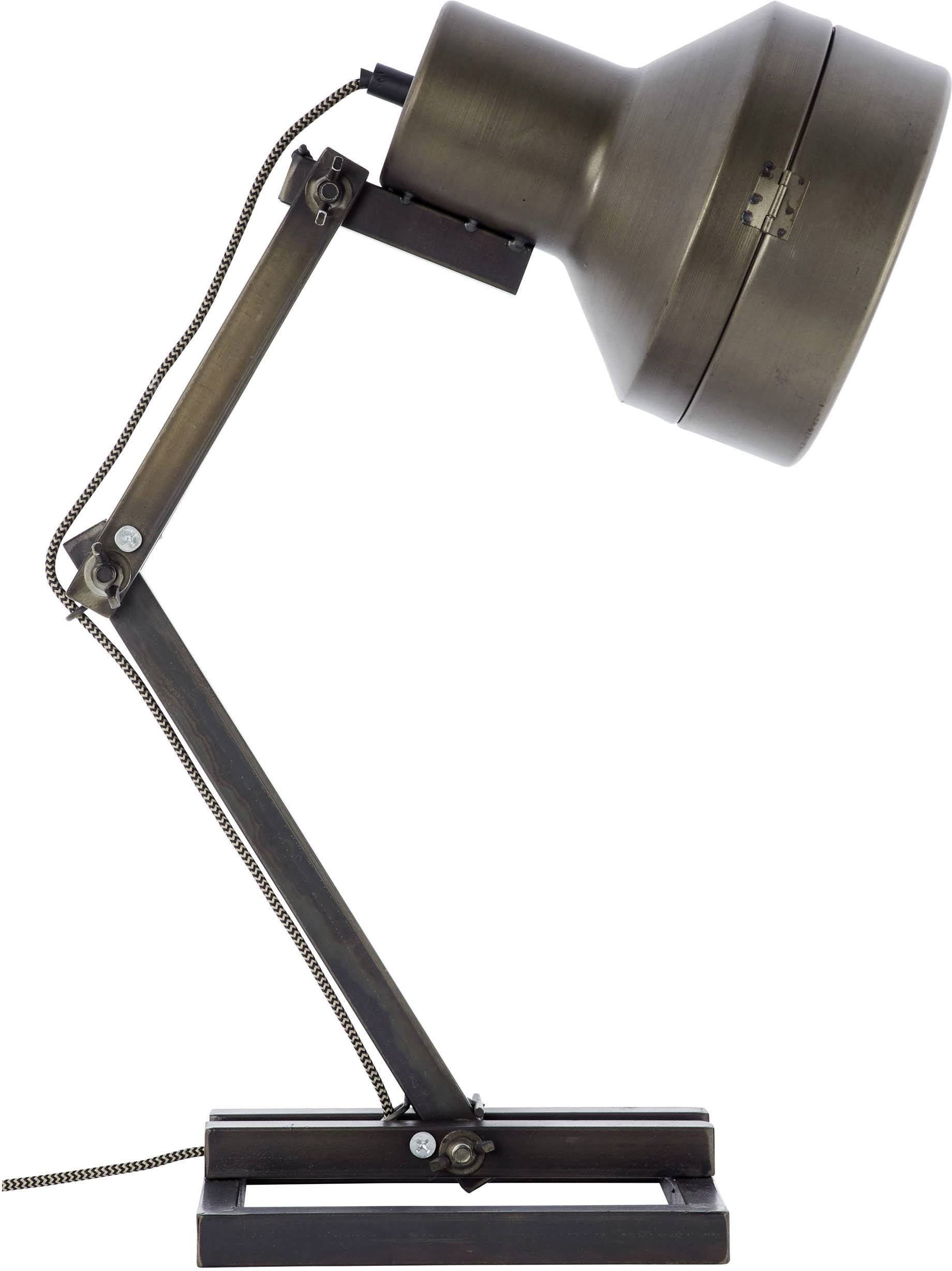 Een metalen tafellamp in industriële stijl met verstelbare arm en brede lampenkap, geplaatst op een houten voet.