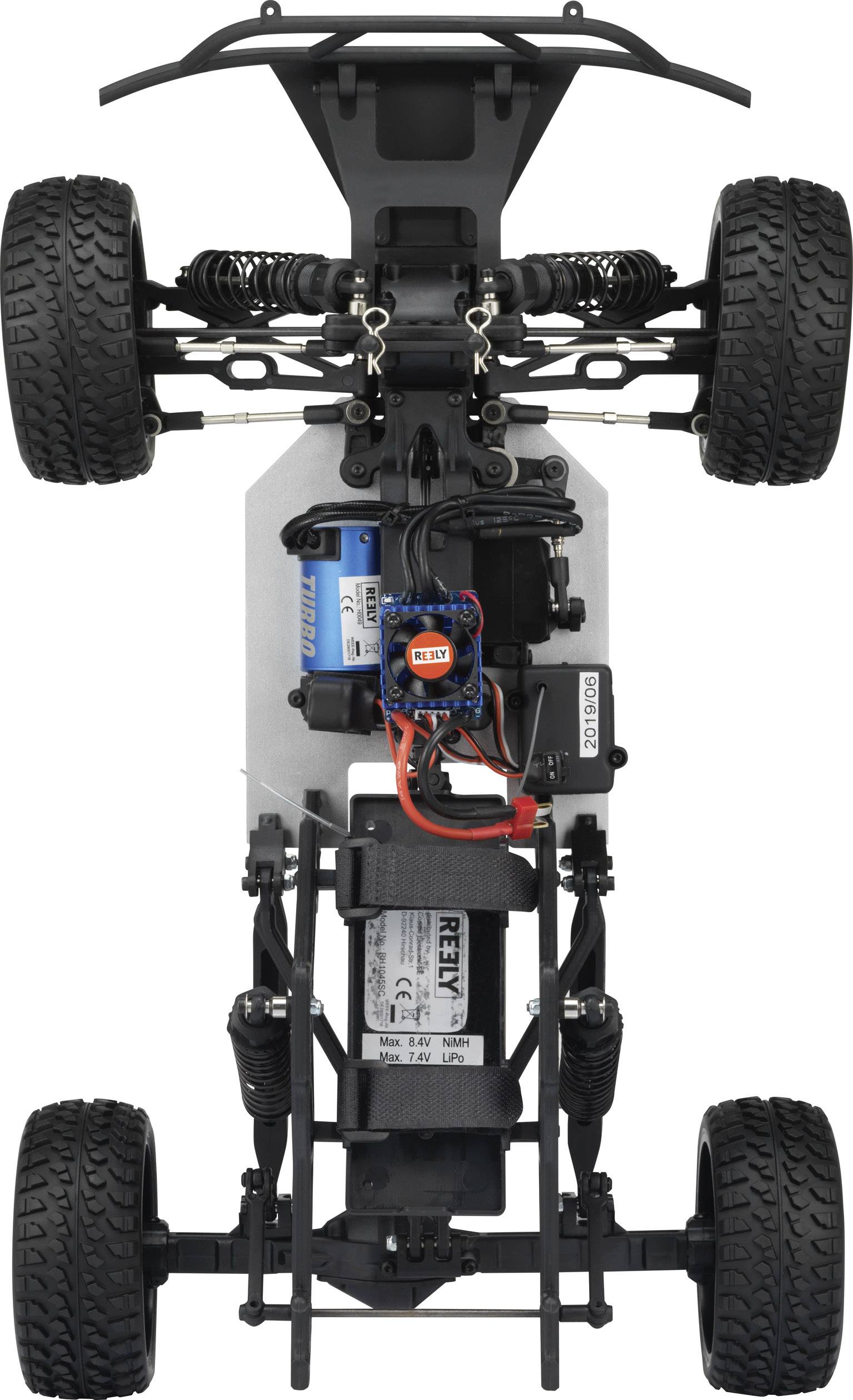 RC-auto van onderen gezien, benadrukt de opstelling van wielen, vering en motor. Technische onderdelen zichtbaar.