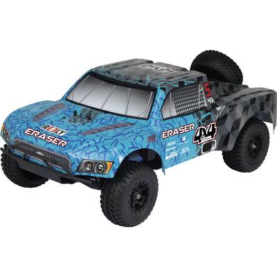 Speelgoed-RC-auto in blauw met zwart-grijze patronen en de opdruk "Eraser". Het model heeft grote terreinbanden en is ontworpen voor ruwe ondergronden.