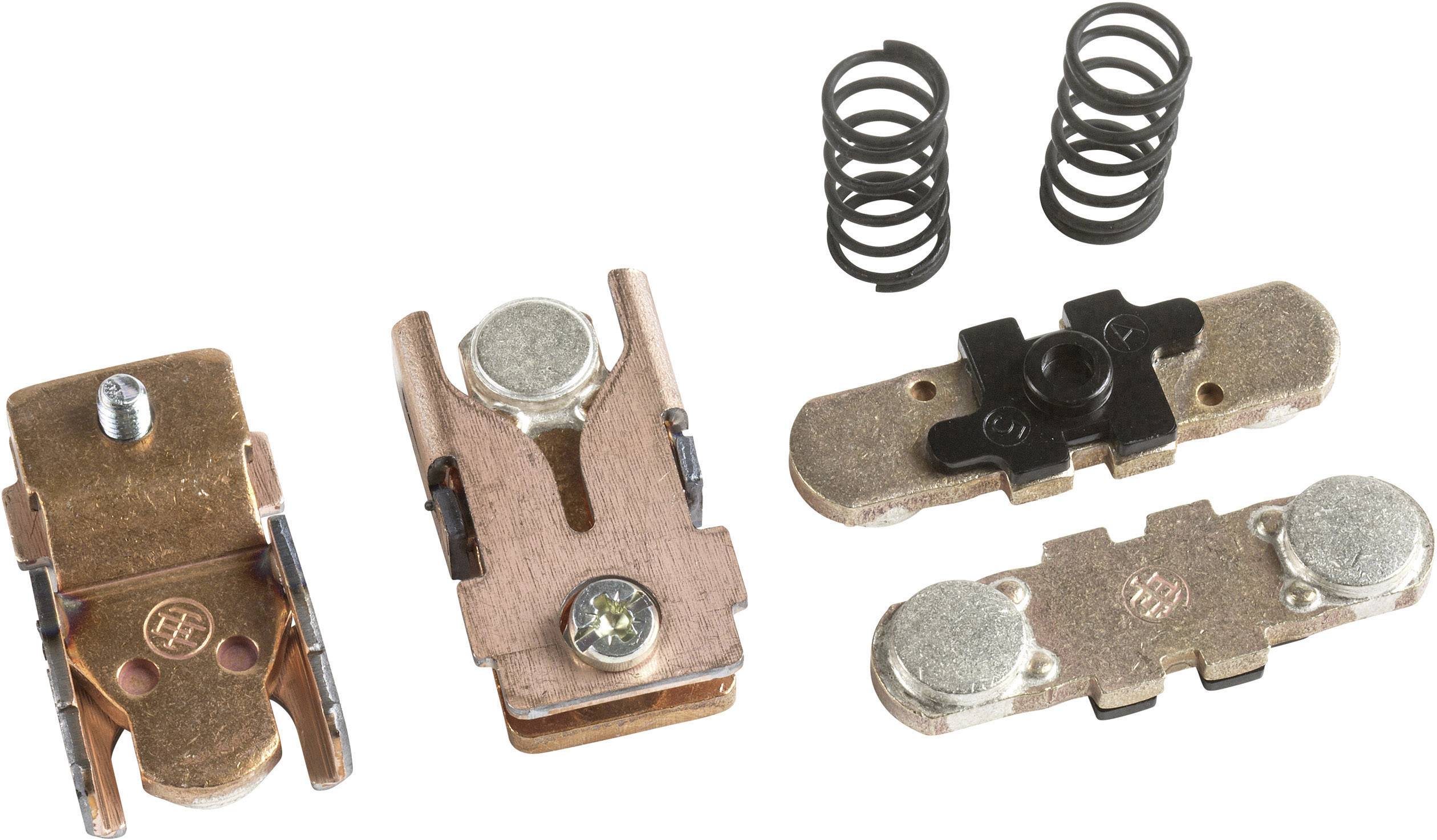 Twee koperen contacten met magneten, schroeven en veren. Hoofdcomponenten voor een elektrisch contactmechanisme.