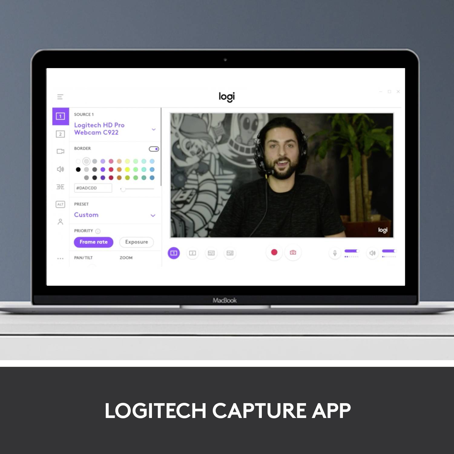 Een laptop toont de Logitech Capture App op het scherm, met een persoon in een videovenster. Daaronder staat 'LOGITECH CAPTURE APP'.