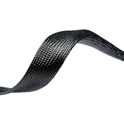 Een zwarte, glanzende, gegolfde kabelmantel van gevlochten kunststofmateriaal, die flexibiliteit en bescherming biedt.