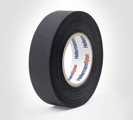 Zwart isolatietape met merkopdruk op de binnenrol. Geschikt voor kabeldraad-isolatie en bevestigingen.