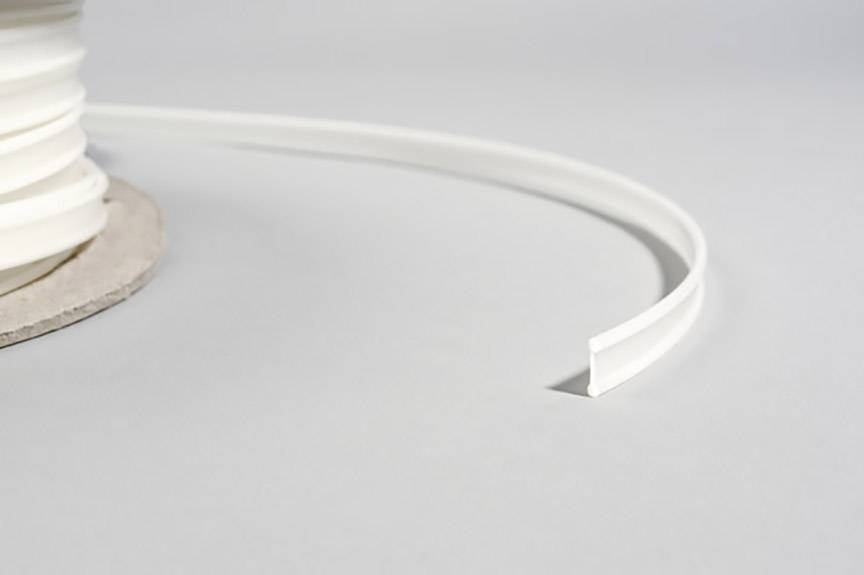 Witte afdichtingsrol, gemaakt van karton en kunststofmateriaal, op grijze achtergrond, toont flexibiliteit en lengte.