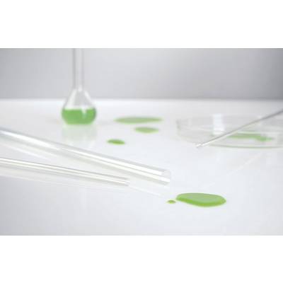 Een omgevallen reageerbuis met groene vloeistof op een laboratoriumtafel, met andere laboratoriumapparatuur op de achtergrond.