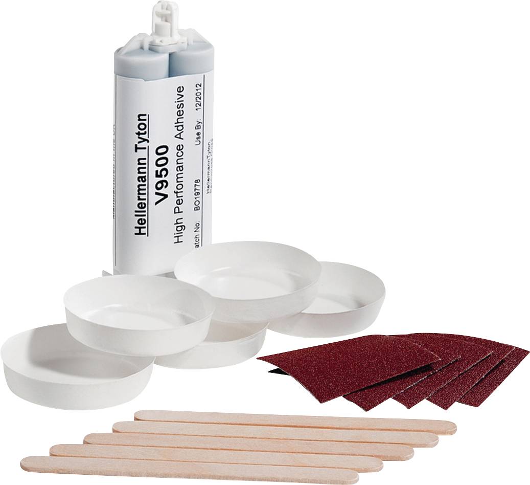Lijm van HellermannTyton met de aanduiding 'V9500' samen met lege plastic bakjes, schuurpapierstukjes en houten spatels.