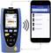 Een kabeltester toont een testprotocol met datum en tijdstip. Naast de tester staat een smartphone die apparaatverbindingen via wifi weergeeft.