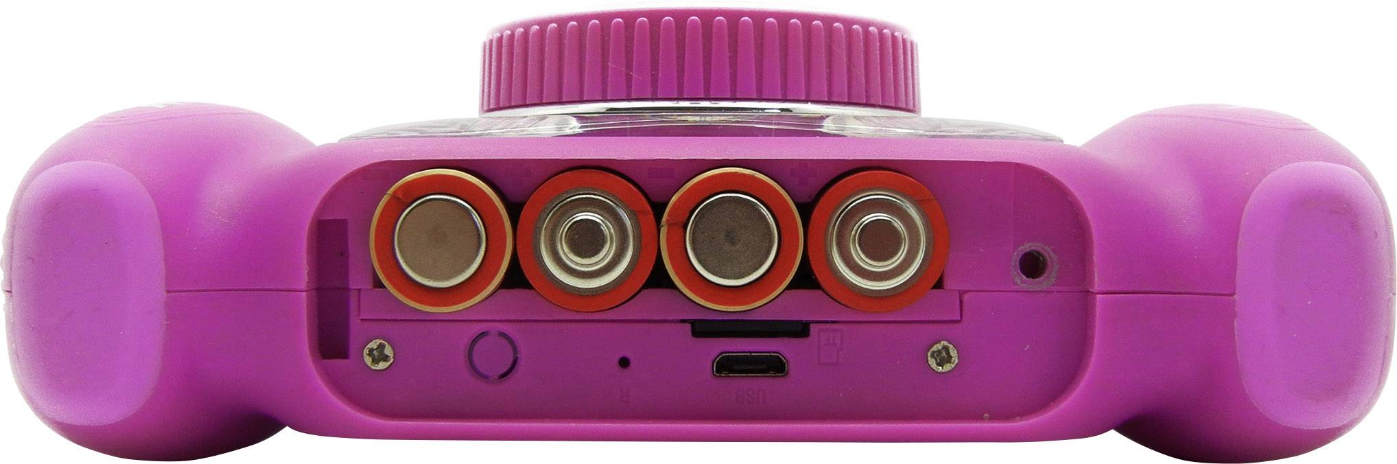 Een roze speelgoed camera van onderen, met vier AAA-batterijen in het batterijvak en een Micro-USB-poort in het midden.