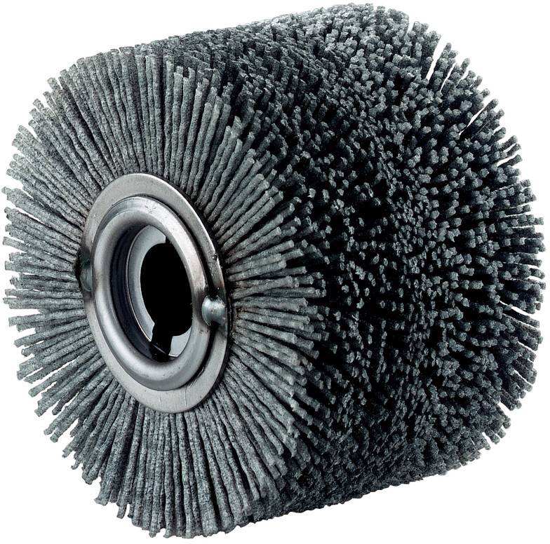 Industriële cilindrische schuurborstels met een metalen middelnavel en dicht grijze borstelharen op een witte achtergrond.