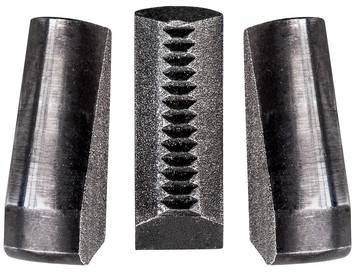 Drie metalen cilindrische onderdelen, waarvan één opengeklapt om een gesereerde binnenkanaal of kleminsert te tonen.