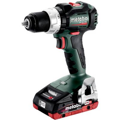 Draadloze Metabo boormachine met accu, zijhandvat en spantang, afgebeeld op een witte achtergrond.
