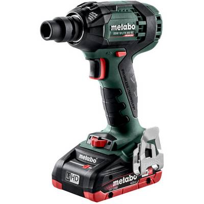 Draadloze Metabo slagmoersleutel met batterijpak en doppeladapter, weergegeven in profielaanzicht op een witte achtergrond.