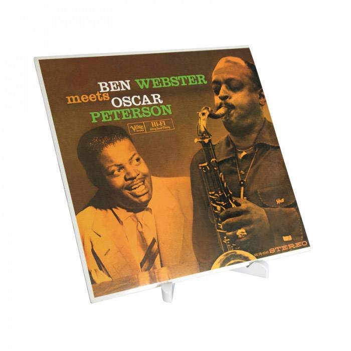 Albumhoes van de Jazz-plaat 'Ben Webster ontmoet Oscar Peterson', toont de muzikanten op een bruine achtergrond.