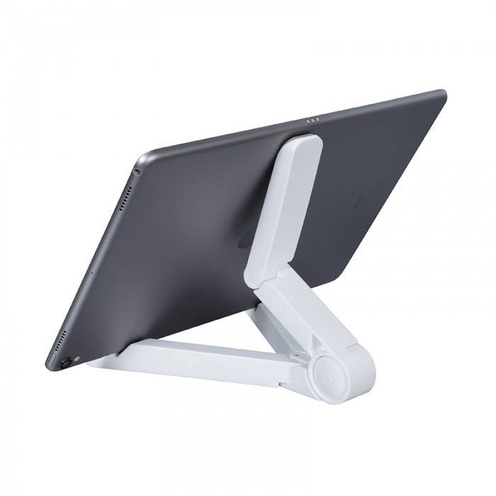 Een tablet op een verstelbare witte standaard die op een tafel staat. De standaard houdt het tablet in landschapsmodus, licht naar boven gericht.