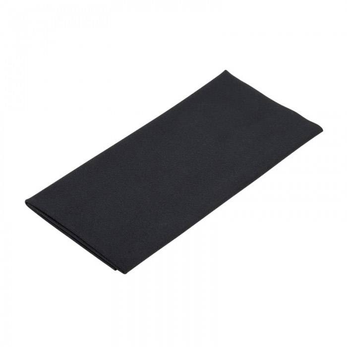 Zwarte, gevouwen stoffen servet op witte achtergrond.