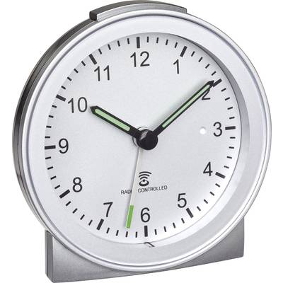 Een zilveren, ronde wekker toont 8:20 uur. De klok heeft zwarte cijfers en groene, verlichte wijzers.