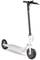 Een witte elektrische scooter met een zwarte stuur staat rechtop. Hij heeft twee wielen, een voetplank en een bevestiging voor de remkabels.