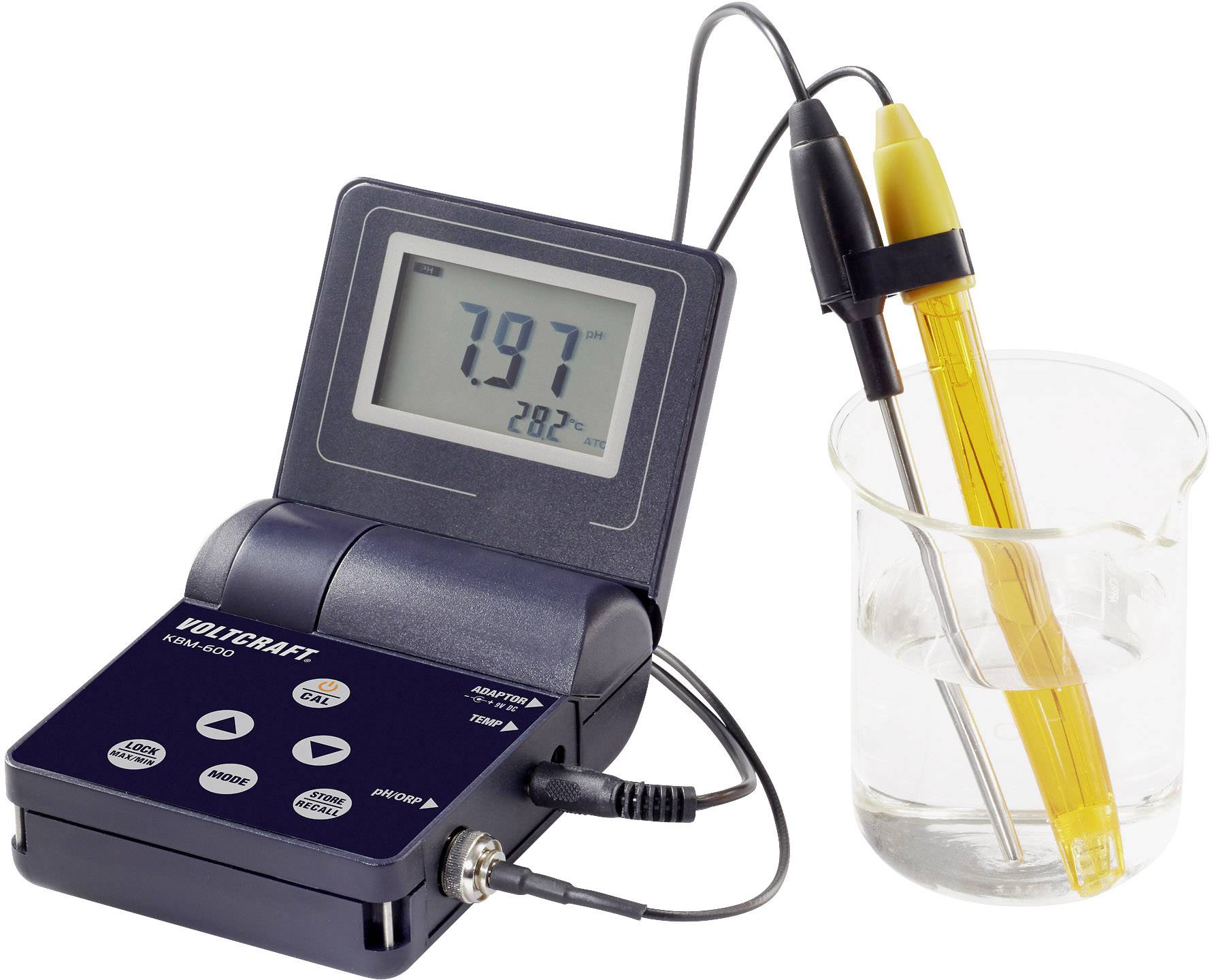 Een pH-meter geeft een pH-waarde van 7,97 en een temperatuur van 28,2°C aan. De elektrode bevindt zich in een glas met heldere vloeistof.