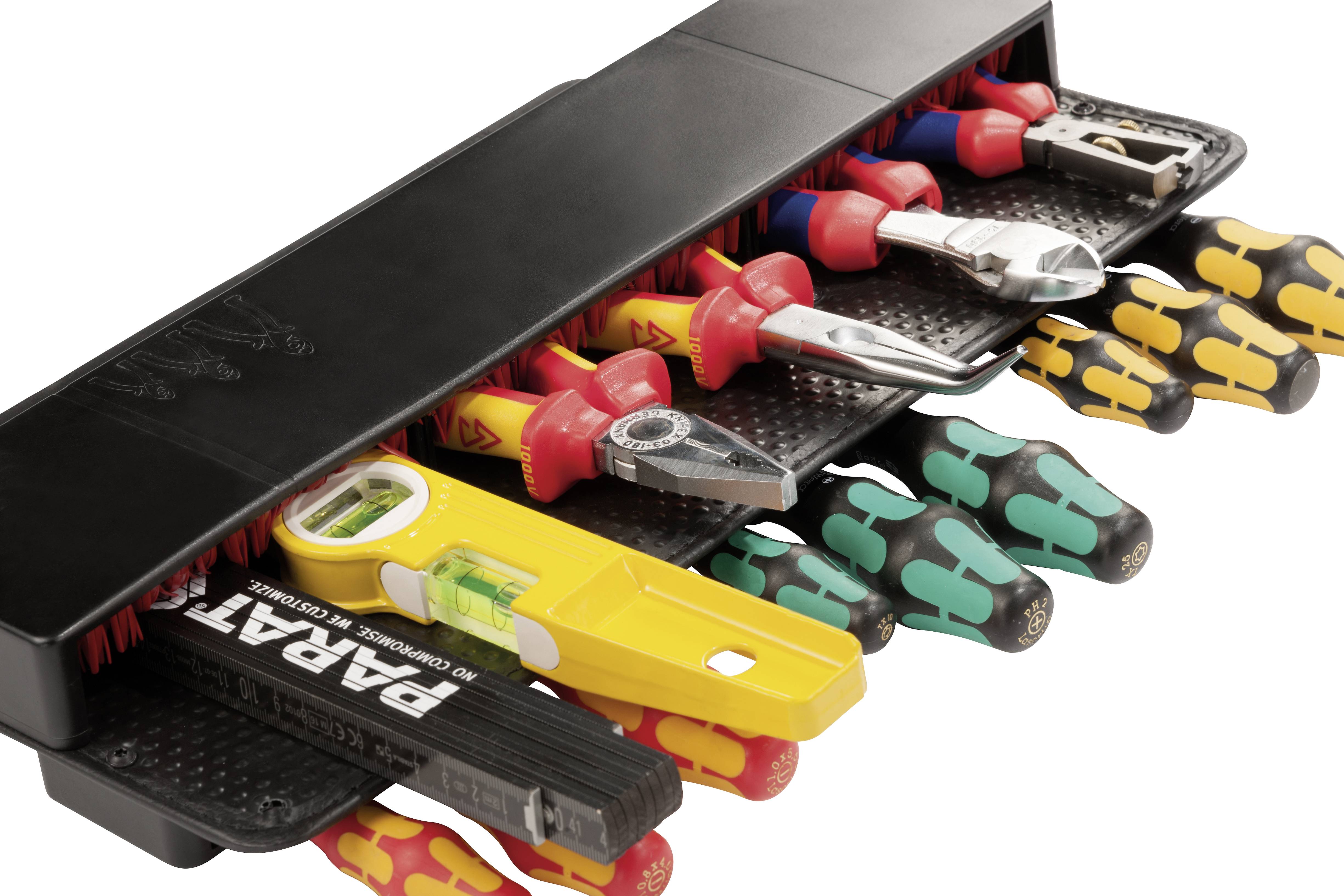 Een gereedschapshouder met verschillende handgereedschappen: schroevendraaiers met kleurrijke handvatten, waterpas, tang en moersleutel.