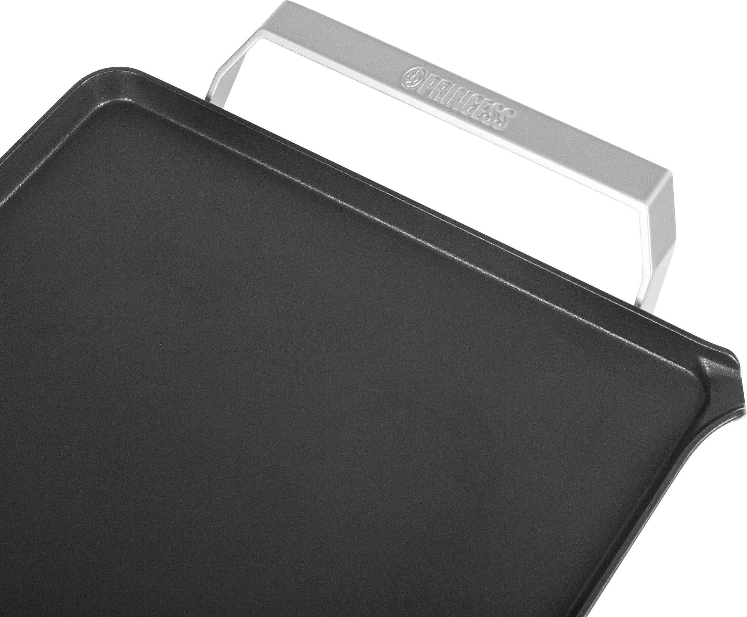 Elektrische grill met zwart kookoppervlak en zilveren handgreep.