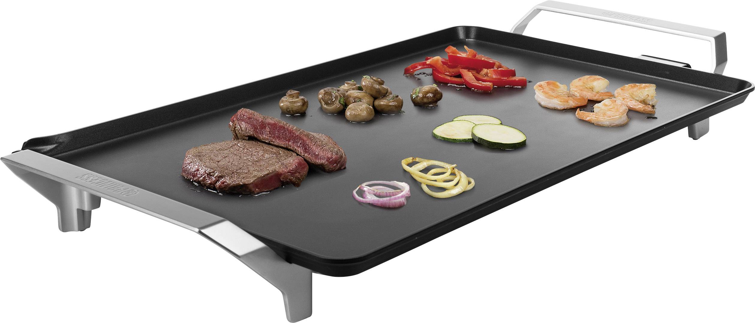 Een tafelgrill met vlees, garnalen, paddenstoelen, paprika, courgette en uien. De grill heeft een metalen handgreep en is plat ontworpen.