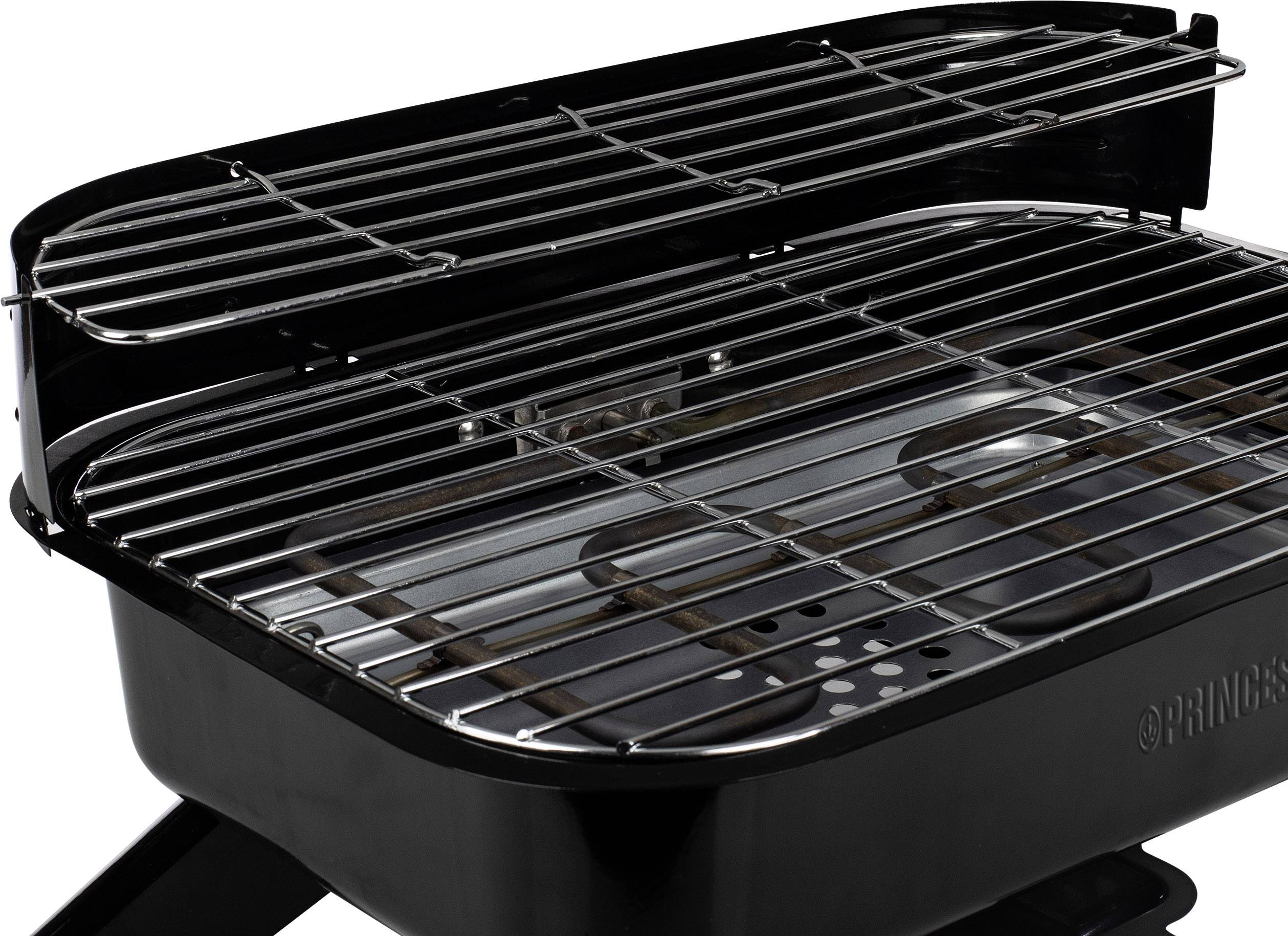 Een zwarte, draagbare barbecue met twee roosterroosters, geschikt voor het grillen in de buitenlucht. De barbecue heeft een rechthoekig metalen frame.